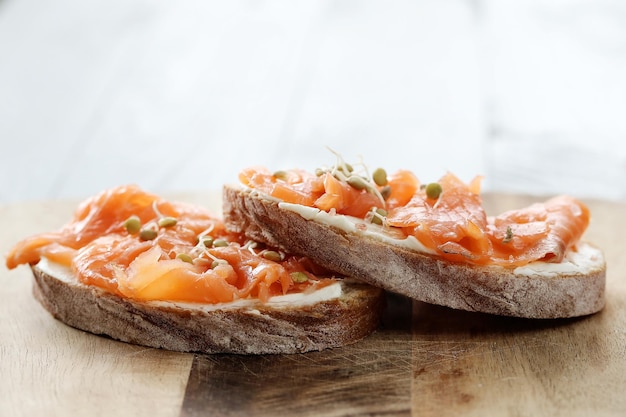 Lanche de comida Delicioso sanduíche com salmão