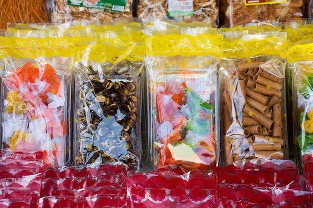 Foto lanche de doces e produtos alimentícios e lembrança de presente em loja local em phetchaburi tailândia