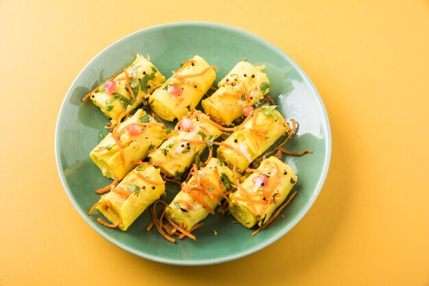 Lanche de farinha de grama indiana chamado Khandvi ou suralichya vadya, foco seletivo