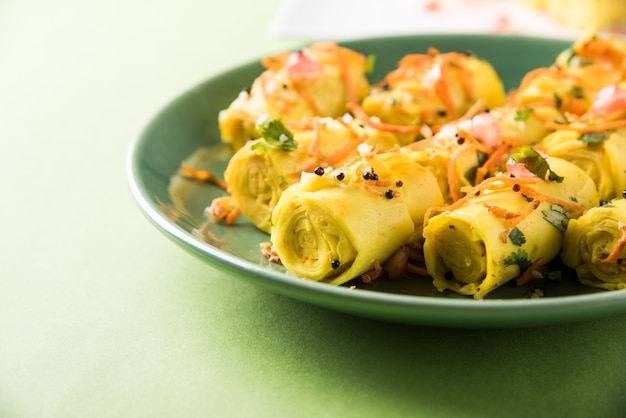 Lanche de farinha de grama indiana chamado Khandvi ou suralichya vadya, foco seletivo