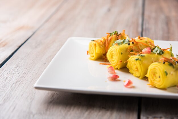 Lanche de farinha de grama indiana chamado Khandvi ou suralichya vadya, foco seletivo