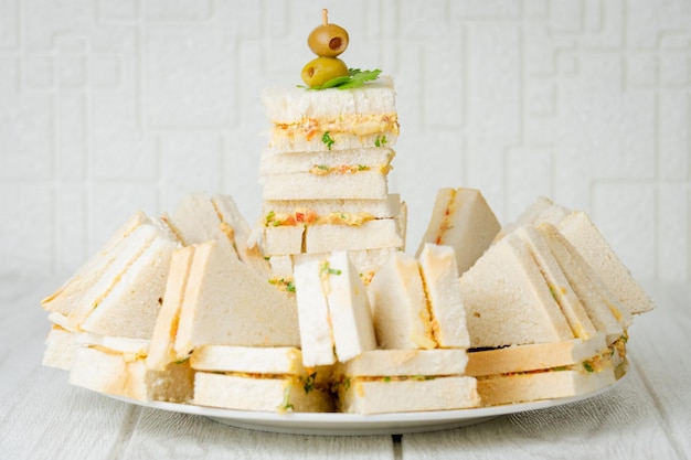 lanche de festa com torre de pão recheado com atum