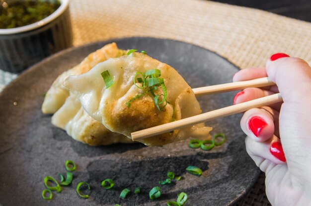 Lanche de gyoza ou bolinhos com foco seletivo de molho de soja