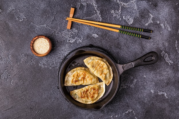 Lanche de gyoza ou bolinhos com molho de soja