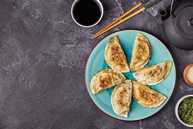 Lanche de gyoza ou bolinhos com molho de soja