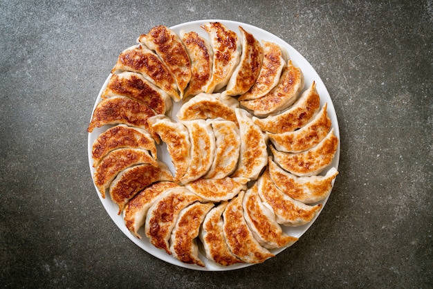 lanche de gyoza ou bolinhos fritos com molho de soja