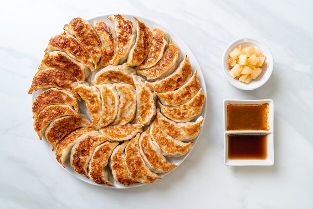 lanche de gyoza ou bolinhos fritos com molho de soja