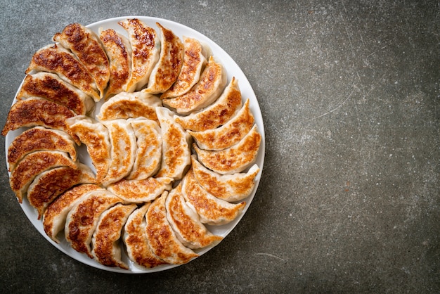 lanche de gyoza ou bolinhos fritos com molho de soja