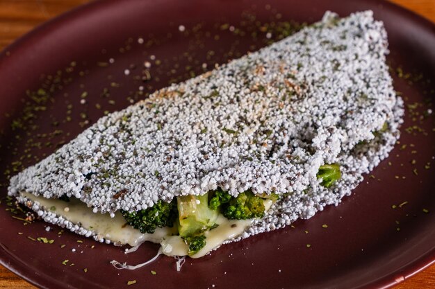 Foto lanche de tapioca recheado de mozzarella e brócolis