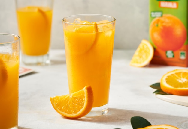 Lanche de verão com fatias cortadas de suco de laranja e jogos de cartas