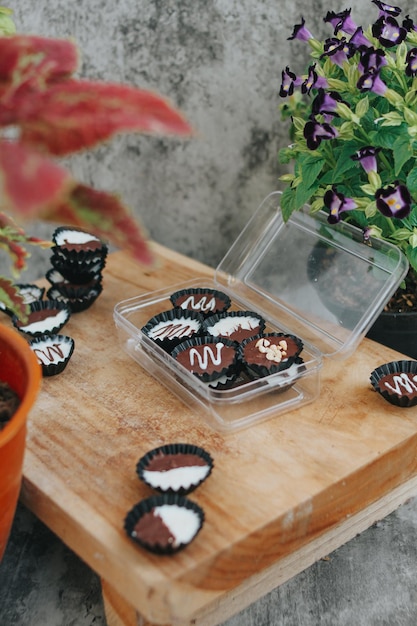 Lanche de xícara de chocolate com manteiga de amendoim e chocolate branco