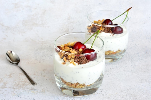 lanche em copo com muesli iogurte sementes de chia e cereja espaço de cópia