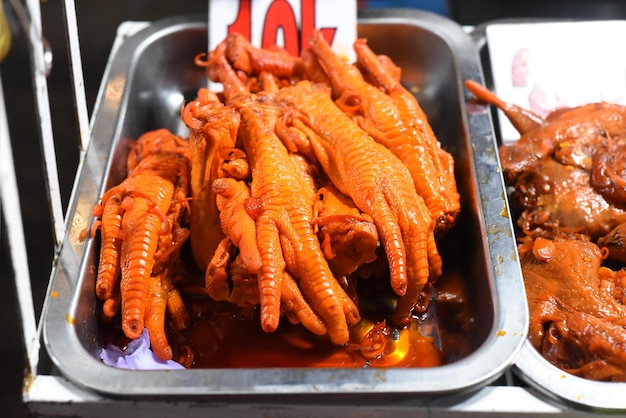 Lanche favorito vietnamita pata de frango assada em molho de pimenta no mercado noturno vietnamita em Da Lat