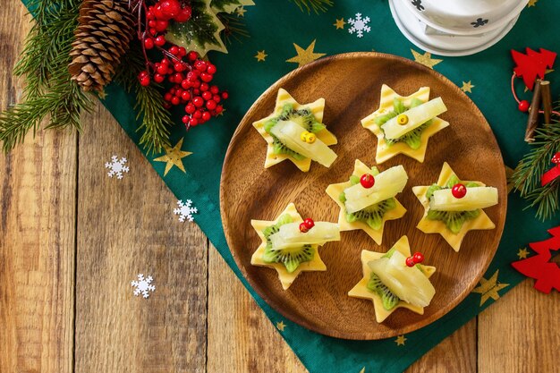 Lanche festivo de canapés na mesa de natal canapés de frutas com queijo kiwi copie o espaço