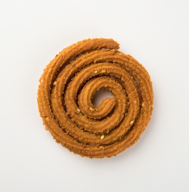 Lanche indiano Chakli ou chakali feito de frituras profundas de uma massa de farinha de lentilha, lanches de diwali ou comida