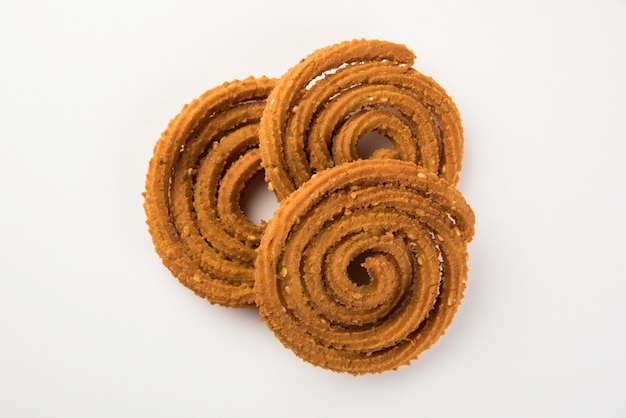 Lanche indiano Chakli ou chakali feito de frituras profundas de uma massa de farinha de lentilha, lanches de diwali ou comida