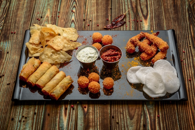 Lanche misto com batatas fritas, queijo e camarão em massa