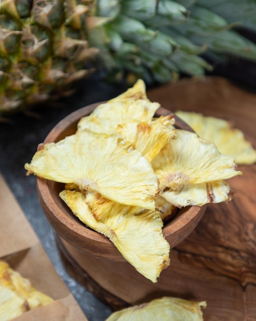 Foto lanche orgânico de abacaxi seco de perto