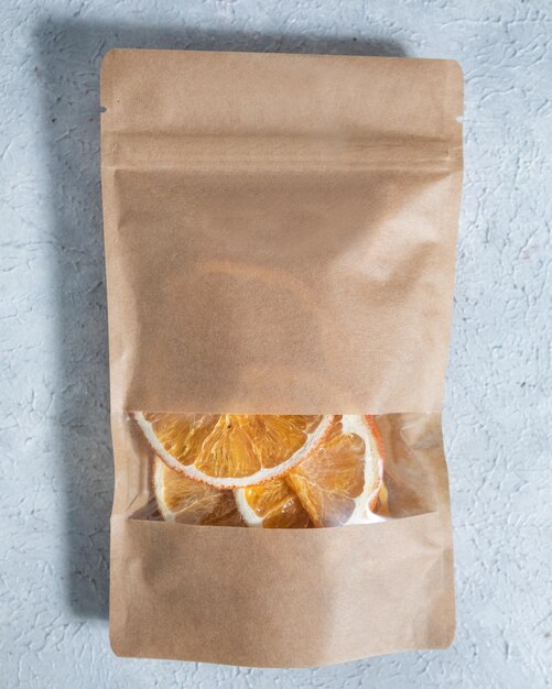 Foto lanche orgânico de laranja seca em pacote de papel