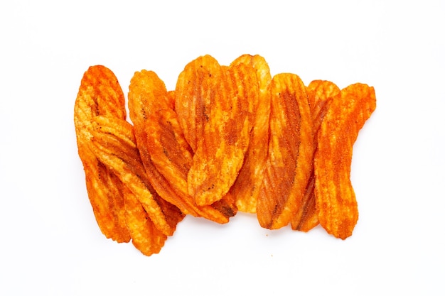 Lanche picante, sabor de páprica de chips de fatia de banana em fundo branco.