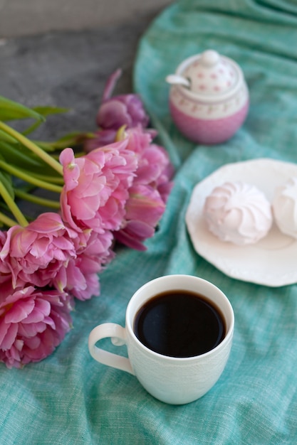 lanche saboroso. xícara de café e um prato de doces