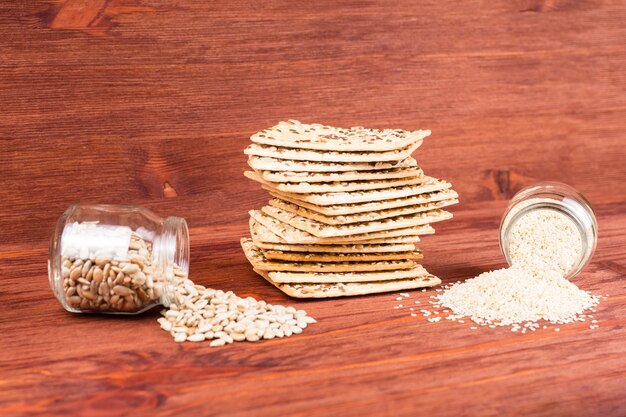 Lanche saudável cereal crocante cereal multigrãos semente de linho, gergelim, barra de pão de proteína de sementes de girassol e sementes de girassol e gergelim em um frasco