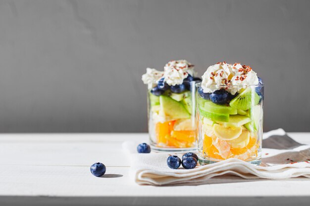 Lanche saudável de salada de frutas com espaço de cópia