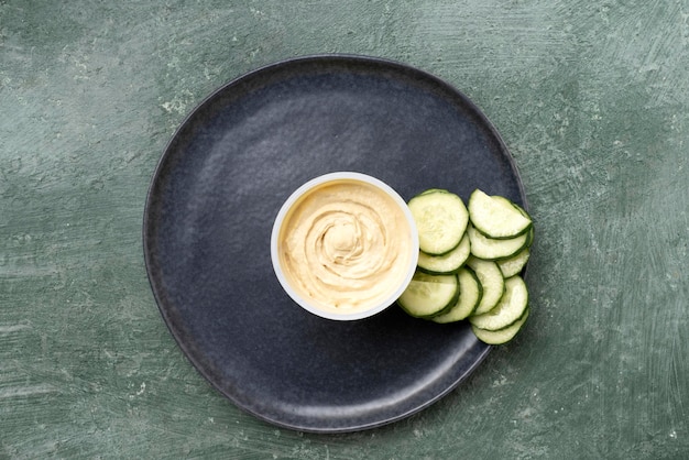 Lanche saudável hummus e pepinos de grão de bico