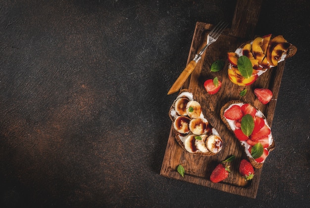 Lanche saudável, sanduíches de pão de centeio com frutas e bagas