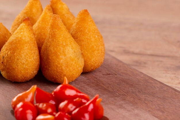 Foto lanche tradicional brasileiro frito feito com frango conhecido como 