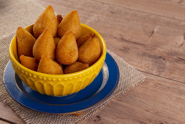 Foto lanche tradicional de frango frito brasileiro