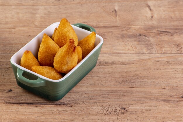 Lanche tradicional de frango frito brasileiro