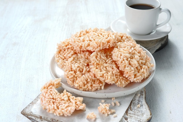 lanche tradicional indonésio-renginang ou ranginang é um biscoito grosso feito de arroz glutinoso