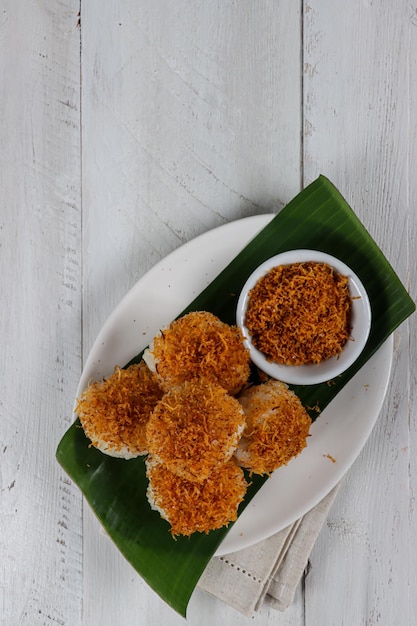 Lanche tradicional ketan bumbu serundeng de cirebon indonésia feito de arroz pegajoso e cobertura