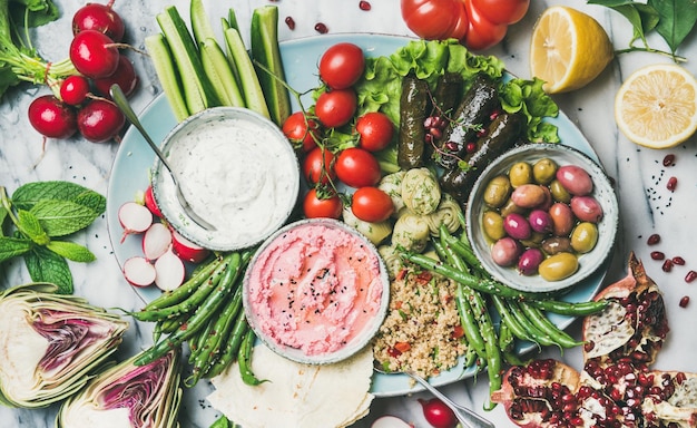 Lanche vegano saudável e mergulho sobre fundo de mármore plano