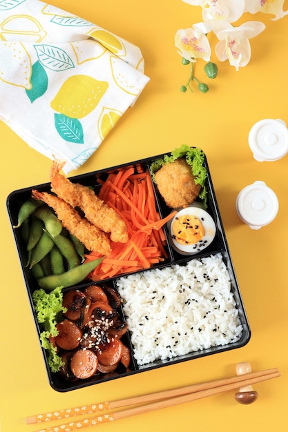 Foto lancheira apanese bento com legumes cozidos salsicha nugget de ovo cozido edamame e tempura