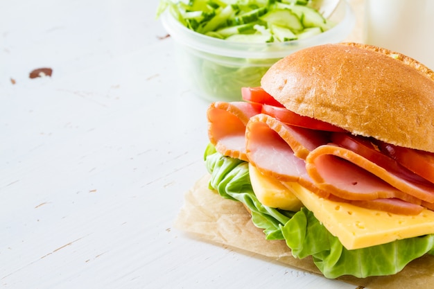 Lancheira com salada de sanduíches e friuts