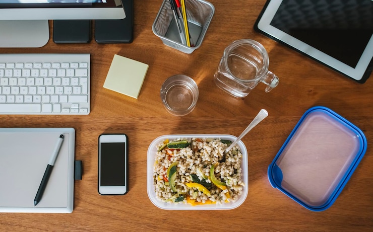 Foto lancheira de salada de cevada em uma mesa no escritório comida vegetariana