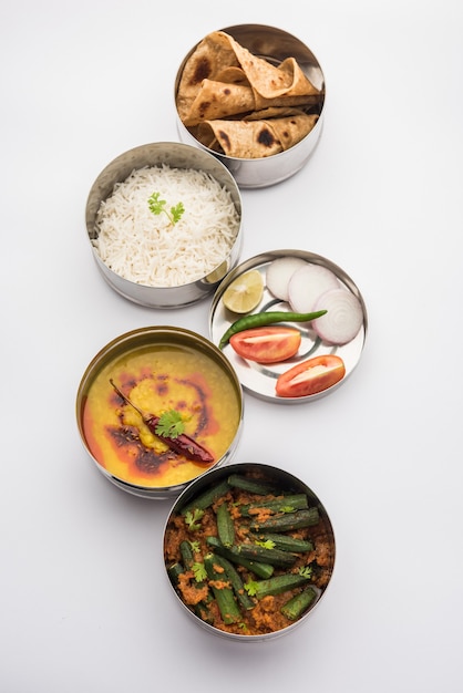 Lancheira indiana vegetariana ou Tiffin feita de aço inoxidável para escritório ou local de trabalho, inclui Dal Fry, Bhindi Masala, arroz com chapati e salada
