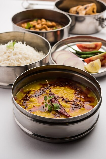 Lancheira indiana vegetariana ou tiffin feita de aço inoxidável para escritório ou local de trabalho, inclui dal fry, chole masala, arroz com chapati e salada