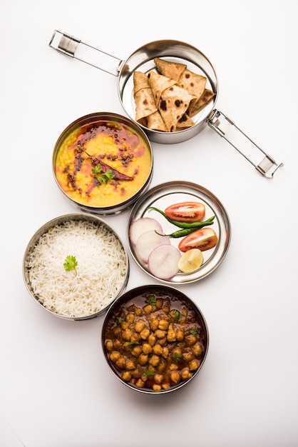 Lancheira indiana vegetariana ou Tiffin feita de aço inoxidável para escritório ou local de trabalho, inclui Dal Fry, Chole Masala, Arroz com Chapati e Salada