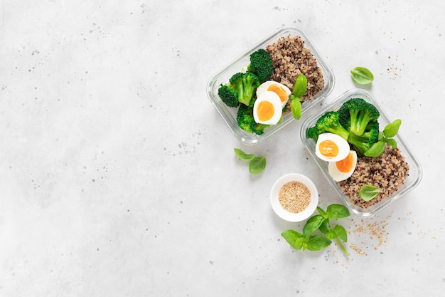 Lancheiras com brócolis, quinoa e ovo, comida saudável, conceito de alimentação equilibrada, vista superior