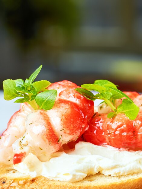 Lanches com camarão, peixe e abacate