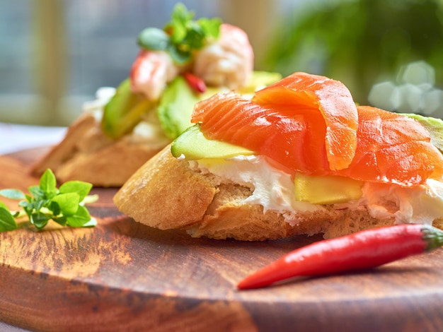 Lanches com camarão, peixe e abacate