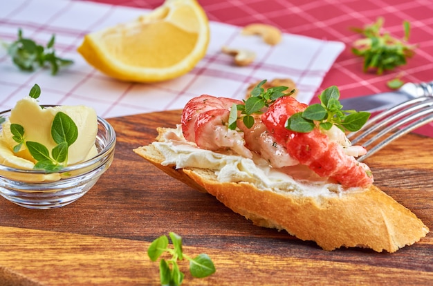 Lanches com camarão, peixe e abacate