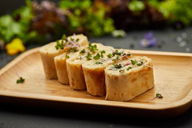 Lanches de pão pita com queijo e tomate Mistura de variedades de pequenos sanduíches em fundo escuro Foto para menu de restaurante