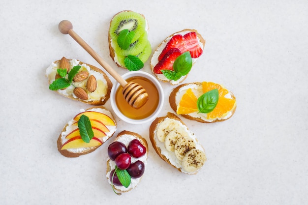 Lanches doces de verão de seleção. bruschetta ou sanduíches