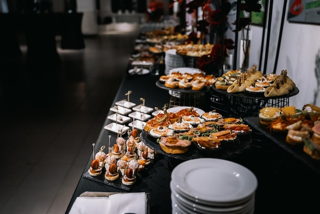 lanches em mesa negra de buffet