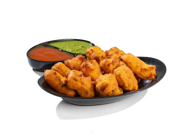 Lanches indianos tradicionais Paneer Pakora em fundo branco