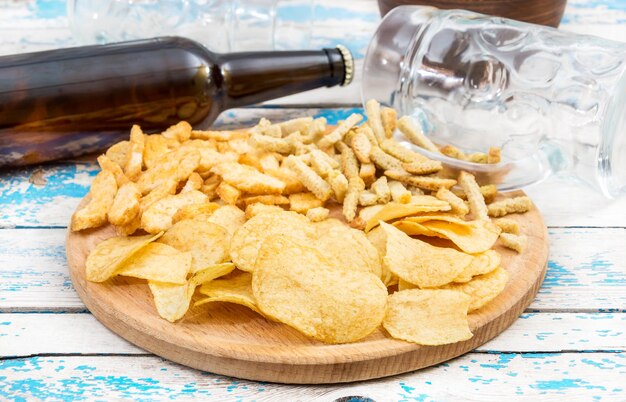 Lanches para cerveja garrafa de cerveja e taças na mesa